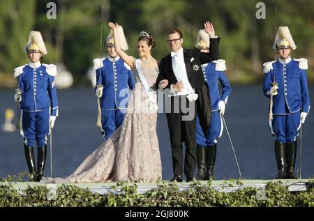 STOCKHOLM 20130608 Kronprinzessin Victoria und Prinz Daniel kommen nach der Hochzeit von Prinzessin Madeleine und Christopher O`Neill in der Königlichen Kapelle von Stockholm, Schweden, 8. Juni 2013 im Schloss Drottningholm an. Foto: Christine Olsson / SCANPIX / kod 10430 Stockfoto